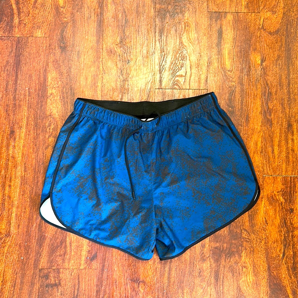 Chubbies 5.5” brief lined running shorts. Size xl. Color marbled blue/black.